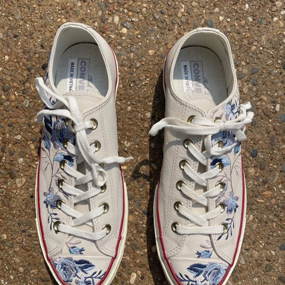 Women’s Converse Chuck Taylor Low Top Embroidered  Floral Size 9 1/2